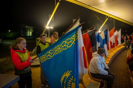 Wolontariusze z flagami państw